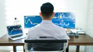 Common trading mistakes to avoid for beginners — trading desk with charts